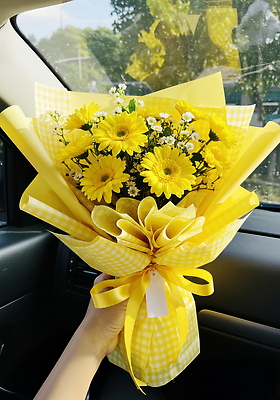 JPG 편집이미지 손 계절 꽃 감정 꽃다발 자동차 자연 선물 내부 소풍 노란색 봄 주말 화사함 뷰티풀 의료성형뷰티 편집실사 AI인물포토 AI콘텐츠 식물 육상교통 컬러 컨셉 신체부위 야외활동 CG 생태계 파일형식 AI포토