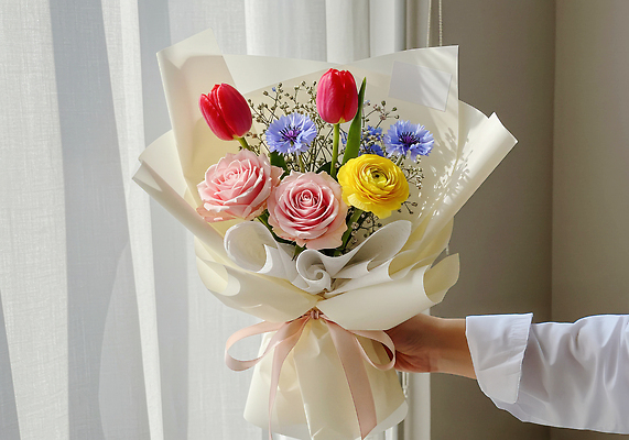 JPG 편집이미지 손 꽃 감정 컬러 꽃다발 노란색 튤립 축하 생일 카라 뷰티풀 의료성형뷰티 편집실사 AI인물포토 AI콘텐츠 식물 기념일 컨셉 신체부위 CG 파일형식 AI포토