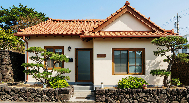 JPG 식물 편집이미지 건축 문화 여행 고건축 자연 주택 햇빛 제주도 정원 매력적 소나무 방문 복원 휴식처 편집실사 AI포토 AI콘텐츠 나무 건축물 컨셉 휴식 한국 건물 태양 CG 생태계 파일형식