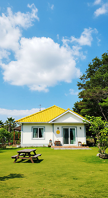 JPG 나무 구름 편집이미지 자연 하늘 휴식 주택 풍경 여름 평화 정원 시골 전원생활 편집실사 AI포토 AI콘텐츠 자연요소 식물 계절 컨셉 건물 생활 CG 생태계 파일형식