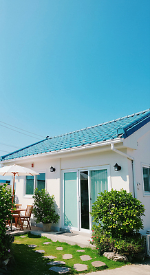 JPG 편집이미지 자연 탁자 하늘 지붕 주택 실내 풍경 야외 생활 햇빛 정원 원예 나무의자 편집실사 AI포토 AI콘텐츠 가구 의자 취미 내부 건물 목재 태양 CG 생태계 파일형식