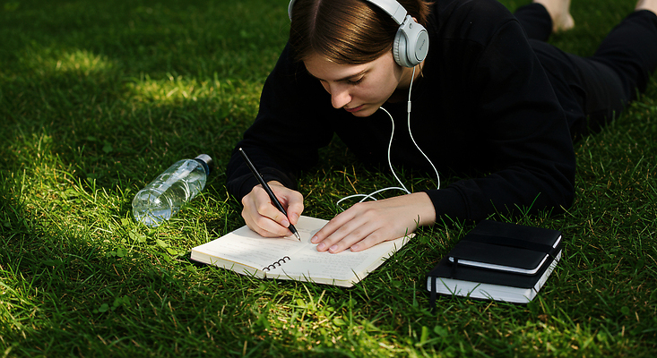 JPG 편집이미지 여자 예술 자연 휴식 잔디 여름 학습 청춘 평화 헤드폰 공책 기록 편안함 물병 집중 의료성형뷰티 편집실사 AI인물포토 AI콘텐츠 식물 계절 교육 음향기기 컨셉 문구용품 사람 감각 물통 CG 생태계 파일형식 AI포토