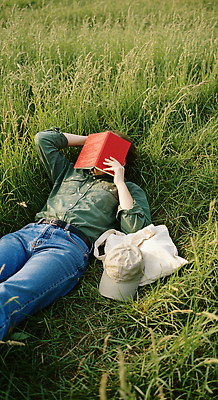 JPG 편집이미지 여유 자연 휴식 사람 초원 일상 책 빨간색 여름 파란색 햇빛 숲 편안함 의료성형뷰티 편집실사 AI인물포토 AI콘텐츠 계절 감정 컬러 컨셉 라이프 태양 감각 CG 생태계 파일형식 AI포토