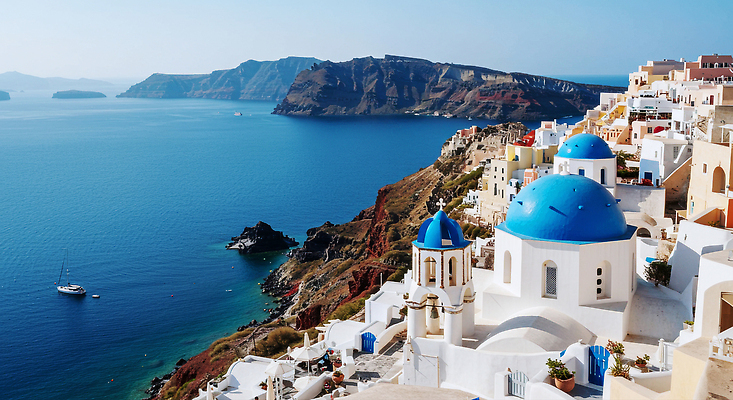 JPG 편집이미지 건축물 바다 섬 여행 자연 풍경 해변 여름 일몰 산토리니 에게해 선박 편집실사 AI포토 AI콘텐츠 계절 건축 수상교통 노을 그리스 CG 생태계 파일형식