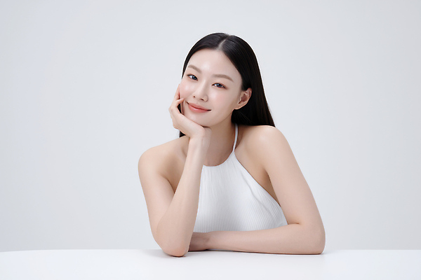 JPG 모델 편집이미지 패션 포즈 탁자 미소 사람 화장 귀여움 턱괴기 뷰티풀 의료성형뷰티 스타일 편집실사 AI인물포토 AI콘텐츠 가구 컨셉 모션 표정 뷰티 CG 파일형식 AI포토