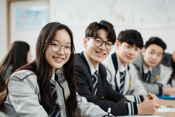 JPG 편집이미지 학생 교육 교실 모션 청소년 고등학교 대화 웃음 친구 학습 그룹 즐거움 조화 의견 의료성형뷰티 편집실사 AI인물포토 AI콘텐츠 감정 학교 관계 표정 말하기 사람 CG 파일형식 AI포토