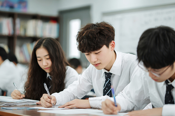 JPG 편집이미지 학생 교육 교실 중학생 수업 협력 책 학습 펜 시험 서재 집중 과제 조용 의료성형뷰티 편집실사 AI인물포토 AI콘텐츠 컨셉 학교 청소년 필기구 CG 파일형식 AI포토