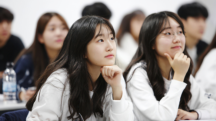 JPG 편집이미지 학생 교육 생각 의자 교실 수업 표정 친구 학습 토론 강의 집중 소통 존재 의료성형뷰티 편집실사 AI인물포토 AI콘텐츠 가구 컨셉 학교 관계 CG 파일형식 AI포토