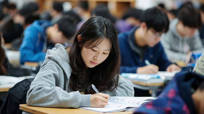 JPG 편집이미지 학생 교육 교실 수업 일상 친구 학습 공책 기록 집중 학원 문제풀이 참여 의료성형뷰티 편집실사 AI인물포토 AI콘텐츠 컨셉 학교 관계 문구용품 라이프 CG 파일형식 AI포토