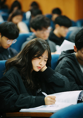 JPG 편집이미지 학생 교육 청소년 수업 책 친구 학습 강사 공책 교양 기록 강의실 집중 대학교 의료성형뷰티 편집실사 AI인물포토 AI콘텐츠 직업 컨셉 학교 관계 문구용품 사람 공간 CG 파일형식 AI포토