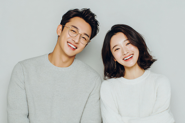 JPG 편집이미지 커플 옷 행복 포즈 백그라운드 미소 웃음 사람 편안함 즐거움 편리함 동행 의료성형뷰티 상호작용 편집실사 AI인물포토 AI콘텐츠 감정 컨셉 관계 표정 감각 CG 파일형식 AI포토