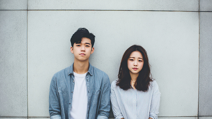 JPG 편집이미지 패션 감정 벽 사람 두명 친구 청춘 우정 회색 도시 나란히 의료성형뷰티 스타일 편집실사 AI인물포토 AI콘텐츠 컬러 컨셉 관계 CG 파일형식 AI포토