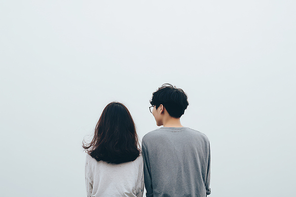 JPG 편집이미지 커플 응시 시선 감정 여유 자연 함께함 사랑 풍경 안개 분위기 힐링 교감 의료성형뷰티 편집실사 AI인물포토 AI콘텐츠 컨셉 관계 날씨 CG 생태계 파일형식 AI포토