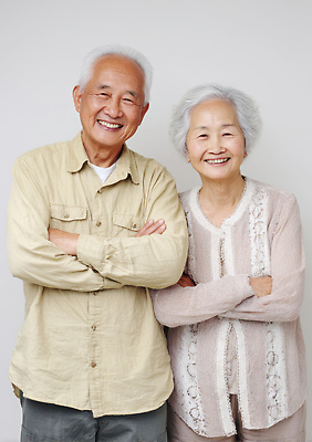 JPG 편집이미지 부부 노년 행복 포즈 관계 따뜻함 표정 사랑 미소 웃음 일상 소통 의료성형뷰티 편집실사 AI인물포토 AI콘텐츠 커플 감정 컨셉 성인 라이프 CG 파일형식 AI포토