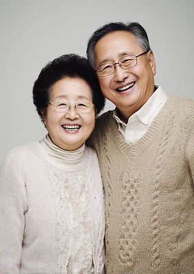 JPG 편집이미지 행복 가족 관계 따뜻함 사랑 미소 웃음 노부부 추억 포근함 세대 공동체 동반자 의료성형뷰티 존경 편집실사 AI인물포토 AI콘텐츠 부부 감정 컨셉 표정 감각 CG 파일형식 AI포토