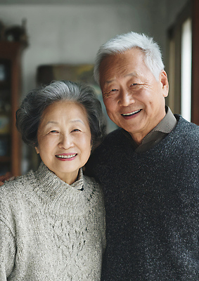 JPG 편집이미지 커플 노년 행복 관계 주택 실내 따뜻함 사랑 미소 손잡기 기쁨 순간 의료성형뷰티 편집실사 AI인물포토 AI콘텐츠 감정 모션 표정 성인 내부 건물 CG 파일형식 AI포토