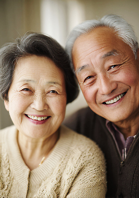 JPG 편집이미지 노년 행복 가정 따뜻함 대화 사랑 미소 웃음 생활 노부부 우정 편안함 동반자 순간 의료성형뷰티 편집실사 AI인물포토 AI콘텐츠 부부 감정 표정 말하기 성인 친구 감각 CG 파일형식 AI포토