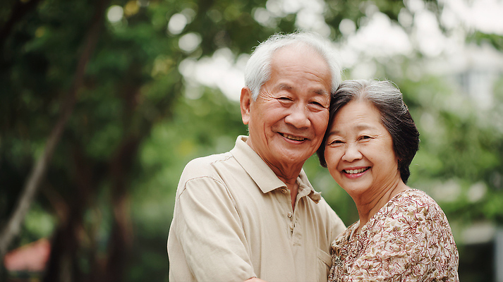 JPG 나무 식물 편집이미지 부부 커플 노년 행복 안기 자연 함께함 사랑 웃음 정원 노부부 시간 의료성형뷰티 편집실사 AI인물포토 AI콘텐츠 감정 컨셉 관계 모션 표정 성인 CG 생태계 파일형식 AI포토