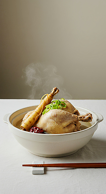 JPG 편집이미지 전통 한식 음식 식탁 따뜻함 요리 사람없음 한의학 약재 닭 겨울음식 보양식 국물 삼계탕 건강식 대파 편집실사 AI포토 AI콘텐츠 겨울 의학 탁자 조류 약 CG 파 몸보신 파일형식