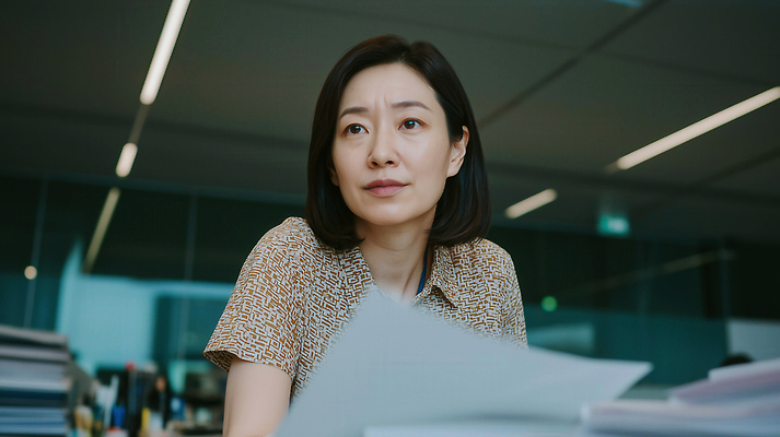 JPG 편집이미지 여자 중년 회사 회의 직장 사무실 환경 사무용품 표현 업무 집중 문서 바쁨 정리 의료성형뷰티 편집실사 AI인물포토 AI콘텐츠 컨셉 비즈니스 문구용품 사람 성인 작업 CG 파일형식 AI포토