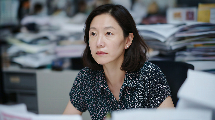 JPG 편집이미지 여자 중년 커뮤니케이션 직장 표정 일상 사무실 믿음 환경 업무 사무원 집중 책상 문서 바쁨 의료성형뷰티 편집실사 AI인물포토 AI콘텐츠 직업 감정 가구 컨셉 회사 비즈니스 사람 성인 라이프 작업 CG 파일형식 AI포토