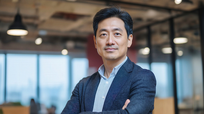 JPG 편집이미지 남자 중년 포즈 비즈니스 표정 사무실 카메라 환경 업무 자신감 분위기 전문직 동료 모던 소통 의료성형뷰티 편집실사 AI인물포토 AI콘텐츠 직업 감정 컨셉 관계 사람 성인 전자제품 작업 CG 파일형식 AI포토