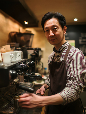 JPG 편집이미지 커피 음료 중년 조명 카페 작업 분위기 편안함 연령 고객 준비 바리스타 에스프레소 카페인 의료성형뷰티 편집실사 AI인물포토 AI콘텐츠 직업 컨셉 성인 상점 감각 CG 파일형식 AI포토