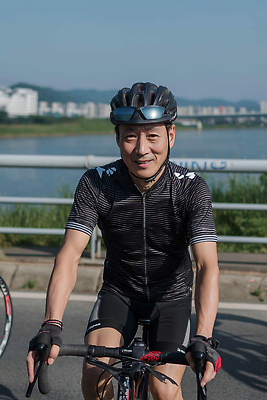 JPG 편집이미지 남자 중년 건강 미소 취미 야외 여름 운동 자전거 헬멧 즐거움 한강 클리닉 라이딩 의료성형뷰티 편집실사 AI인물포토 AI콘텐츠 계절 감정 서울 표정 사람 성인 바이크 보호장비 CG 랜드마크 파일형식 AI포토