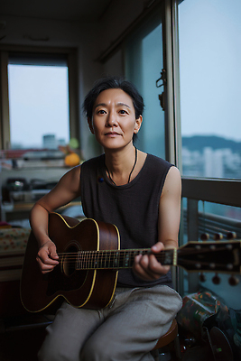 JPG 편집이미지 여자 감정 예술 음악 중년 연주 아파트 서울 일상 공간 저녁 통기타 보컬 의료성형뷰티 편집실사 AI인물포토 AI콘텐츠 문화예술 주택 한국 사람 성인 라이프 기타 야간 CG 파일형식 AI포토