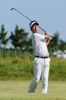 JPG 나무 편집이미지 남자 스포츠 중년 골프 모션 골프장 자연 잔디 취미 야외 운동 골프채 스윙 체육 의료성형뷰티 편집실사 AI인물포토 AI콘텐츠 식물 포즈 스포츠시설 골프용품 건강 사람 성인 구기 CG 생태계 파일형식 AI포토