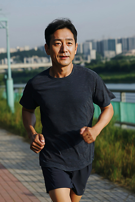 JPG 편집이미지 라이프스타일 공원 남자 중년 러닝셔츠 자연 아침 건강 풍경 운동복 조깅 운동 활발 산책로 한강 의료성형뷰티 편집실사 AI인물포토 AI콘텐츠 주간 옷 공공시설 길 컨셉 셔츠 서울 사람 성인 생활 CG 생태계 랜드마크 파일형식 AI포토