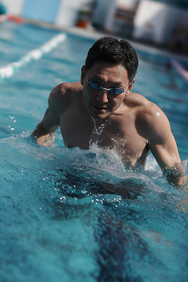 JPG 편집이미지 남자 수영복 스포츠 중년 모션 수영장 건강 물 여름 운동 수영 수영선수 자유형 의료성형뷰티 편집실사 AI인물포토 AI콘텐츠 자연요소 옷 계절 운동선수 사람 성인 수상스포츠 CG 파일형식 AI포토