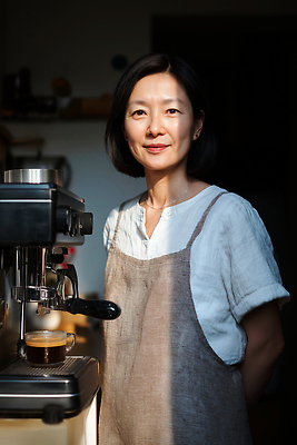 JPG 편집이미지 여자 커피 음료 음식 중년 조명 따뜻함 미소 일상 카페 커피메이커 고객 바리스타 일과 추출 의료성형뷰티 편집실사 AI인물포토 AI콘텐츠 직업 표정 사람 성인 라이프 상점 CG 커피용품 파일형식 AI포토