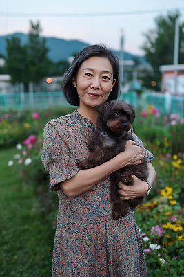 JPG 동물 편집이미지 여자 행복 반려견 중년 꽃밭 가족 자연 휴식 사랑 미소 웃음 풍경 여름 정원 강아지 의료성형뷰티 편집실사 AI인물포토 AI콘텐츠 계절 꽃 감정 컨셉 관계 표정 사람 성인 반려동물 개 CG 생태계 파일형식 AI포토