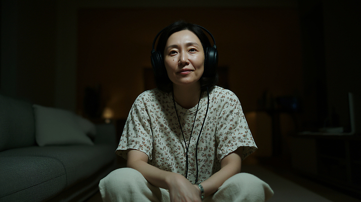 JPG 편집이미지 여자 감정 여유 음악 중년 조명 일상 소파 감상 방 편안함 집중 순간 혼자 의료성형뷰티 편집실사 AI인물포토 AI콘텐츠 컨셉 의자 문화예술 사람 성인 라이프 감각 CG 파일형식 AI포토