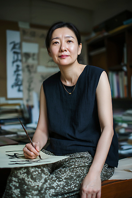 JPG 편집이미지 전통 손 여자 교육 문화 예술 중년 서예 한국 학습 도구 작업 작업실 집중 창의력 의료성형뷰티 편집실사 AI인물포토 AI콘텐츠 한국전통 아시아 컨셉 사람 성인 신체부위 CG 파일형식 AI포토