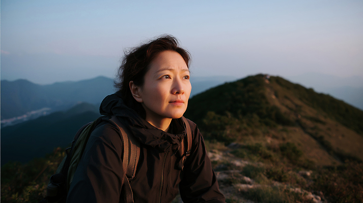 JPG 편집이미지 여자 중년 여행 백그라운드 생각 자연 산 풍경 고요 일몰 하이킹 탐험 저녁 조용 산정상 의료성형뷰티 편집실사 AI인물포토 AI콘텐츠 레저 사람 성인 노을 정상 야간 CG 생태계 파일형식 AI포토