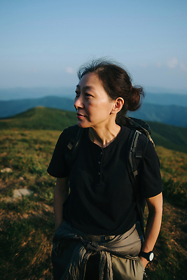 JPG 편집이미지 여자 여유 중년 여행 배낭 모션 자연 산 건강 풍경 평화 등산 하이킹 탐험 정상 의료성형뷰티 편집실사 AI인물포토 AI콘텐츠 감정 컨셉 가방 레저 사람 성인 트래킹 CG 생태계 파일형식 AI포토