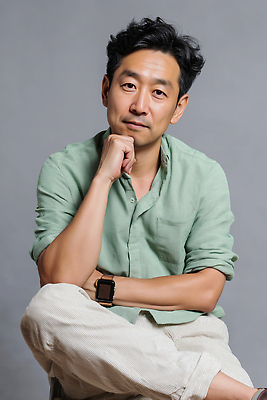 JPG 편집이미지 시선 남자 감정 중년 포즈 셔츠 생각 바지 표정 사람 초록색 촬영 줄무늬 고민 의료성형뷰티 스타일 편집실사 AI인물포토 AI콘텐츠 컬러 상의 무늬 하의 성인 CG 파일형식 AI포토