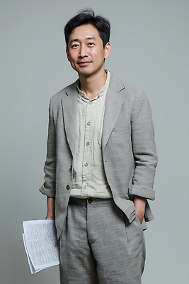 JPG 편집이미지 패션 남자 중년 포즈 백그라운드 표정 미소 사람 정장 회색 자신감 모던 문서 의료성형뷰티 스타일 편집실사 AI인물포토 AI콘텐츠 옷 감정 컬러 성인 CG 파일형식 AI포토