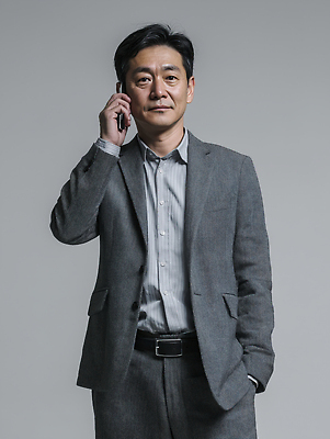 JPG 편집이미지 패션 남자 중년 비즈니스 표정 정장 우아함 전문직 집중 모던 통화 소통 의료성형뷰티 편집실사 AI인물포토 AI콘텐츠 직업 옷 컨셉 모션 사람 성인 CG 파일형식 AI포토