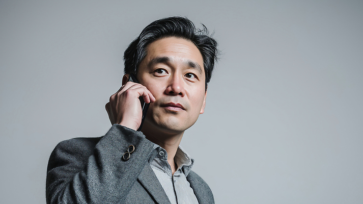 JPG 편집이미지 남자 중년 비즈니스 모션 커뮤니케이션 표정 대화 상반신 사무실 자신감 우아함 모던 통화 소통 의료성형뷰티 편집실사 AI인물포토 AI콘텐츠 감정 컨셉 말하기 사람 성인 CG 파일형식 AI포토