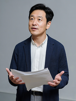 JPG 편집이미지 시선 남자 중년 포즈 프로포즈 조명 말하기 자료 공간 자신감 발표 군중 준비 액션 의사소통 의료성형뷰티 편집실사 AI인물포토 AI콘텐츠 감정 모션 사람 성인 CG 파일형식 AI포토