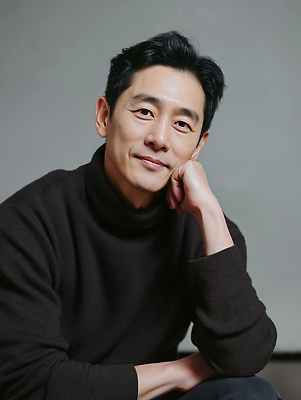 JPG 편집이미지 패션 남자 중년 포즈 표정 사람 앉기 방 회색 자신감 편안함 스웨터 소통 카리스마 의료성형뷰티 편집실사 AI인물포토 AI콘텐츠 감정 컬러 컨셉 상의 모션 성인 감각 CG 파일형식 AI포토