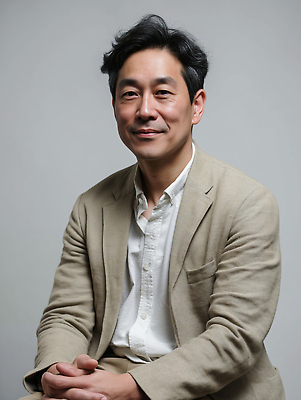 JPG 편집이미지 옷 남자 중년 포즈 백그라운드 미소 사람 분위기 모던 의료성형뷰티 스타일 세련 차분 편집실사 AI인물포토 AI콘텐츠 컨셉 표정 성인 CG 파일형식 AI포토