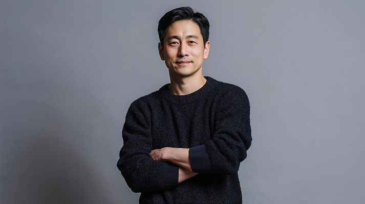 JPG 편집이미지 옷 남자 중년 포즈 백그라운드 실내 웃음 사람 팔짱 자신감 편안함 오브젝트 모던 의료성형뷰티 스타일 편집실사 AI인물포토 AI콘텐츠 감정 모션 표정 성인 내부 감각 CG 파일형식 AI포토