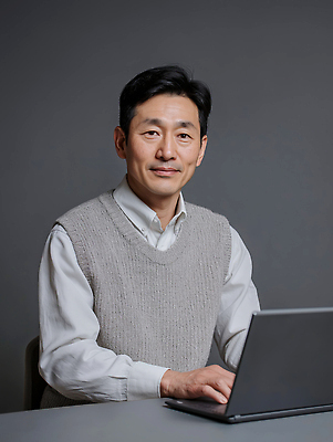 JPG 편집이미지 남자 중년 탁자 직장 기술 사람 노트북 컴퓨터 사무실 회색 조끼 작업 집중 의료성형뷰티 편집실사 AI인물포토 AI콘텐츠 컬러 가구 컨셉 회사 비즈니스 성인 전자제품 외투 CG 파일형식 AI포토