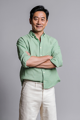 JPG 편집이미지 패션 남자 감정 중년 포즈 백그라운드 표정 미소 사람 편안함 의료성형뷰티 스타일 편집실사 AI인물포토 AI콘텐츠 성인 감각 CG 파일형식 AI포토