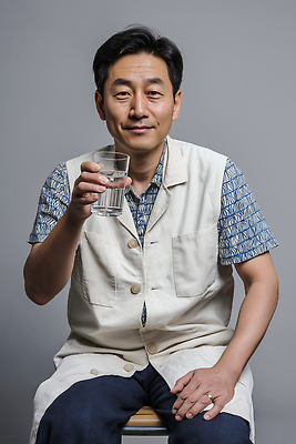 JPG 편집이미지 옷 남자 감정 중년 포즈 백그라운드 잔 표정 일상 라이프 물 카메라 알림 의료성형뷰티 세련 차분 편집실사 AI인물포토 AI콘텐츠 자연요소 식기 컨셉 사람 성인 생활 전자제품 CG 파일형식 AI포토