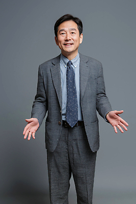 JPG 편집이미지 패션 남자 감정 얼굴 중년 포즈 모션 미소 웃음 정장 카메라 사진촬영 고급 의료성형뷰티 스타일 편집실사 AI인물포토 AI콘텐츠 옷 컨셉 표정 사람 성인 신체부위 전자제품 촬영 CG 파일형식 AI포토